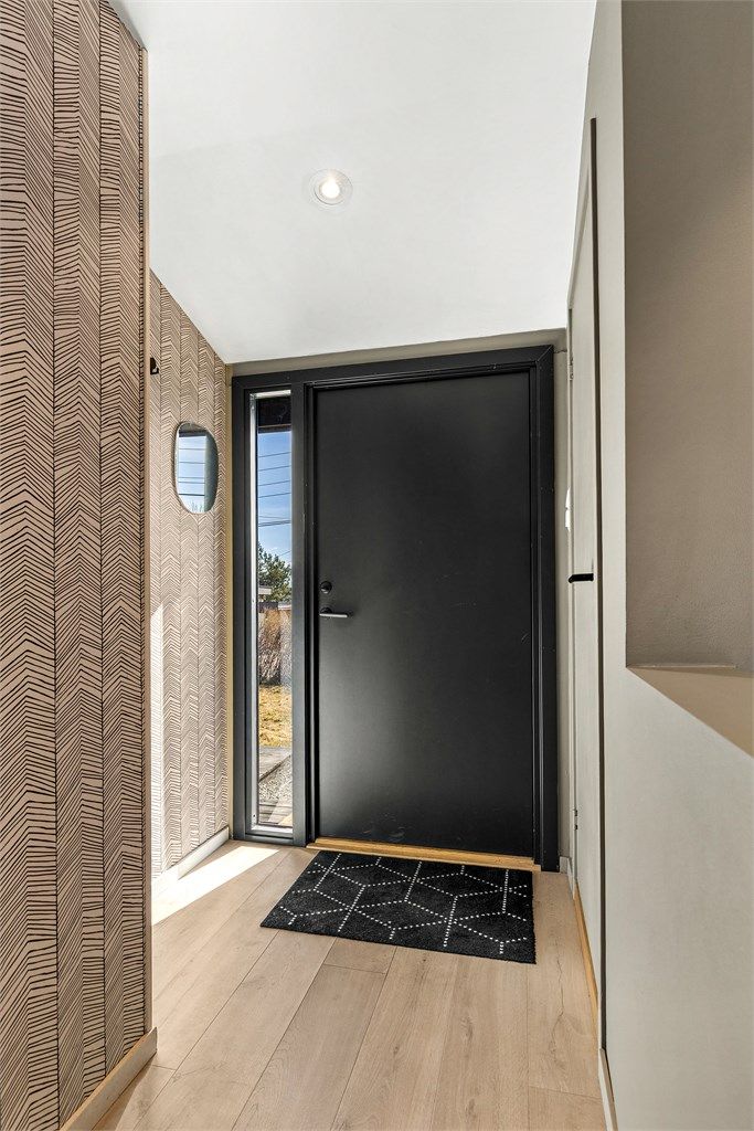 Entreen har en integrert skyvedørsgarderobe for oppbevaring av ytterklær og sko. Det er også plass til en kommode eller ekstra skap.