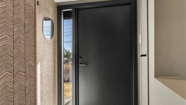 Entreen har en integrert skyvedørsgarderobe for oppbevaring av ytterklær og sko. Det er også plass til en kommode eller ekstra skap.