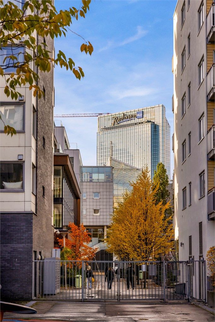 Bakgården er skjermet og inngjerdet, med tilgang kun for beboerne, noe som gir et privat og rolig miljø. Tomten er fellesareal 