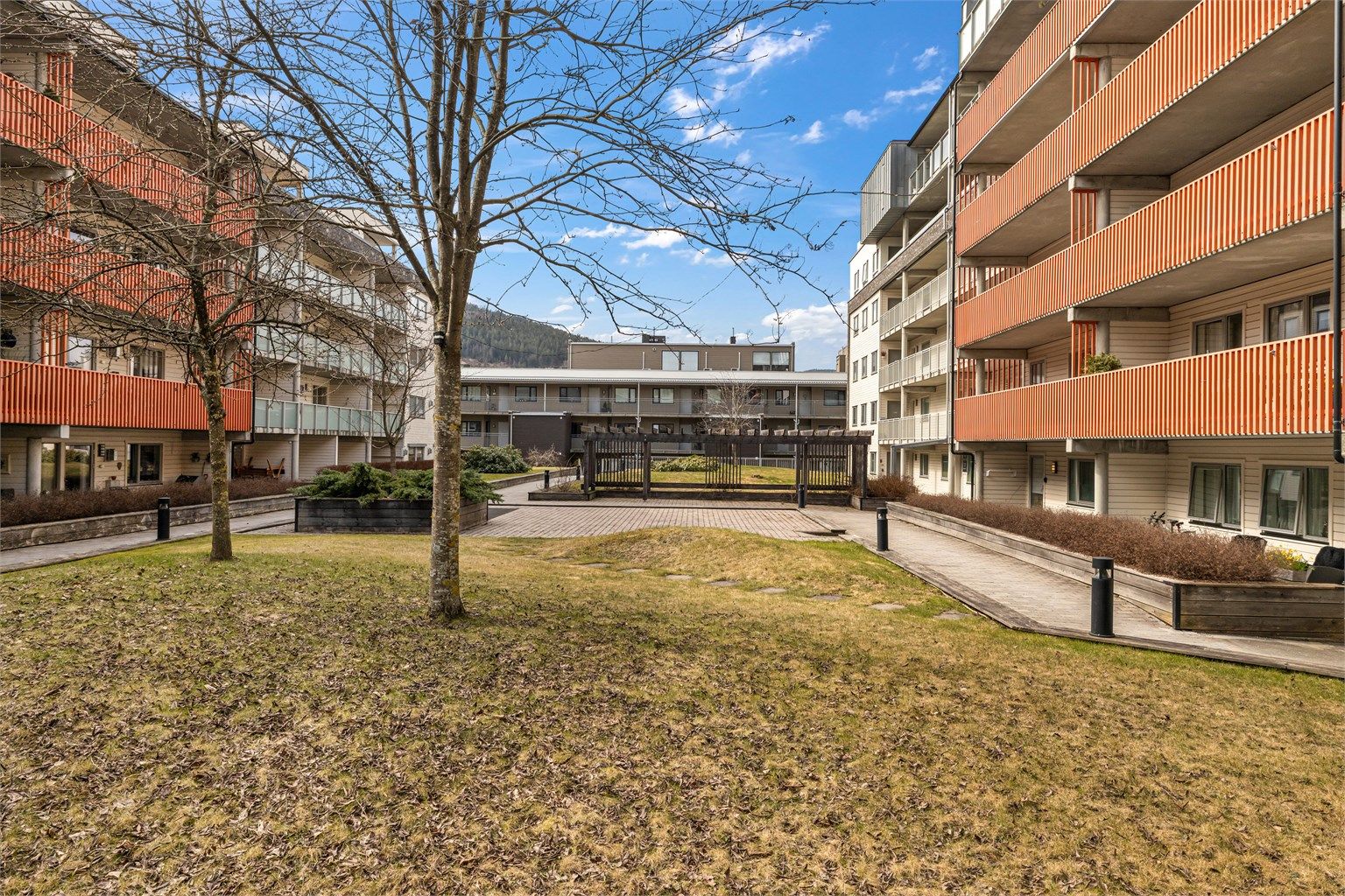 Medfølgende parkeringsplass i felles oppvarmet garasjeanlegg.