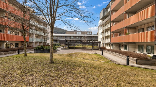 Medfølgende parkeringsplass i felles oppvarmet garasjeanlegg.