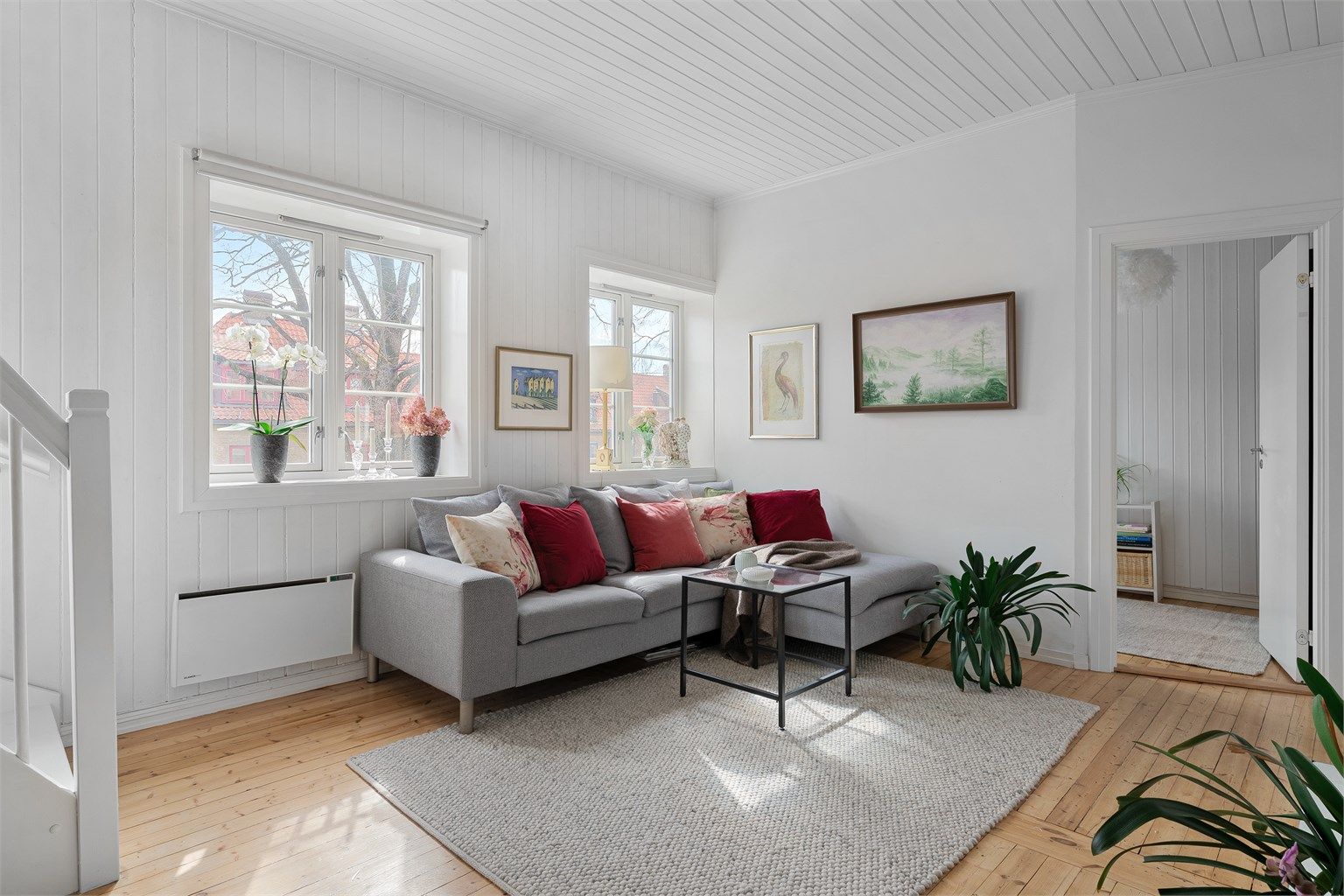  Lyset strømmer inn fra flere vinduer og gir rommet en lett og luftig atmosfære. 