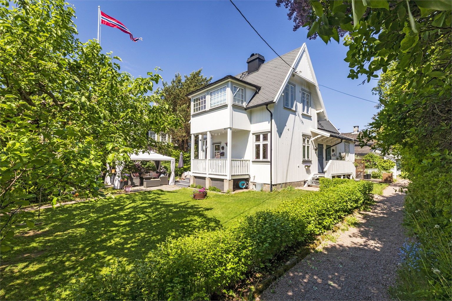 Innbydende og velholdt bolig fra 1916 med vakker og skjermet hage