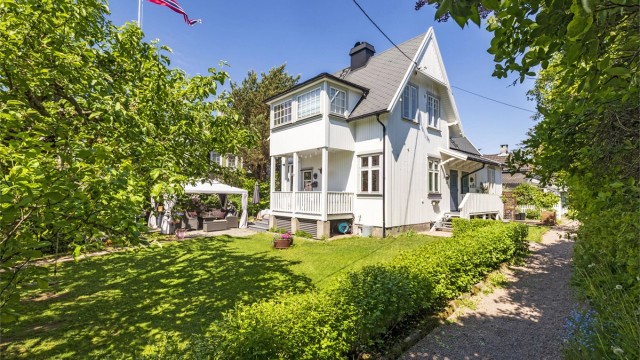 Innbydende og velholdt bolig fra 1916 med vakker og skjermet hage