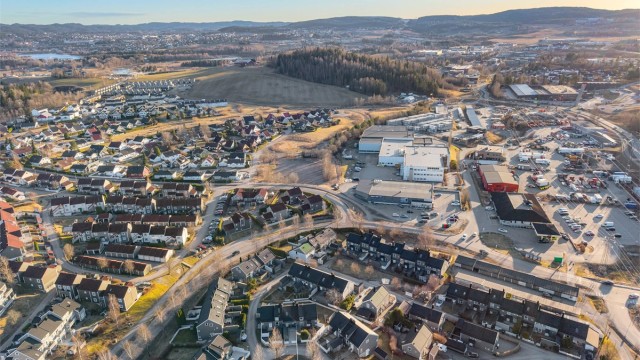 Området har en sentral beliggenhet med nærhet til det meste man trenger i hverdagen.