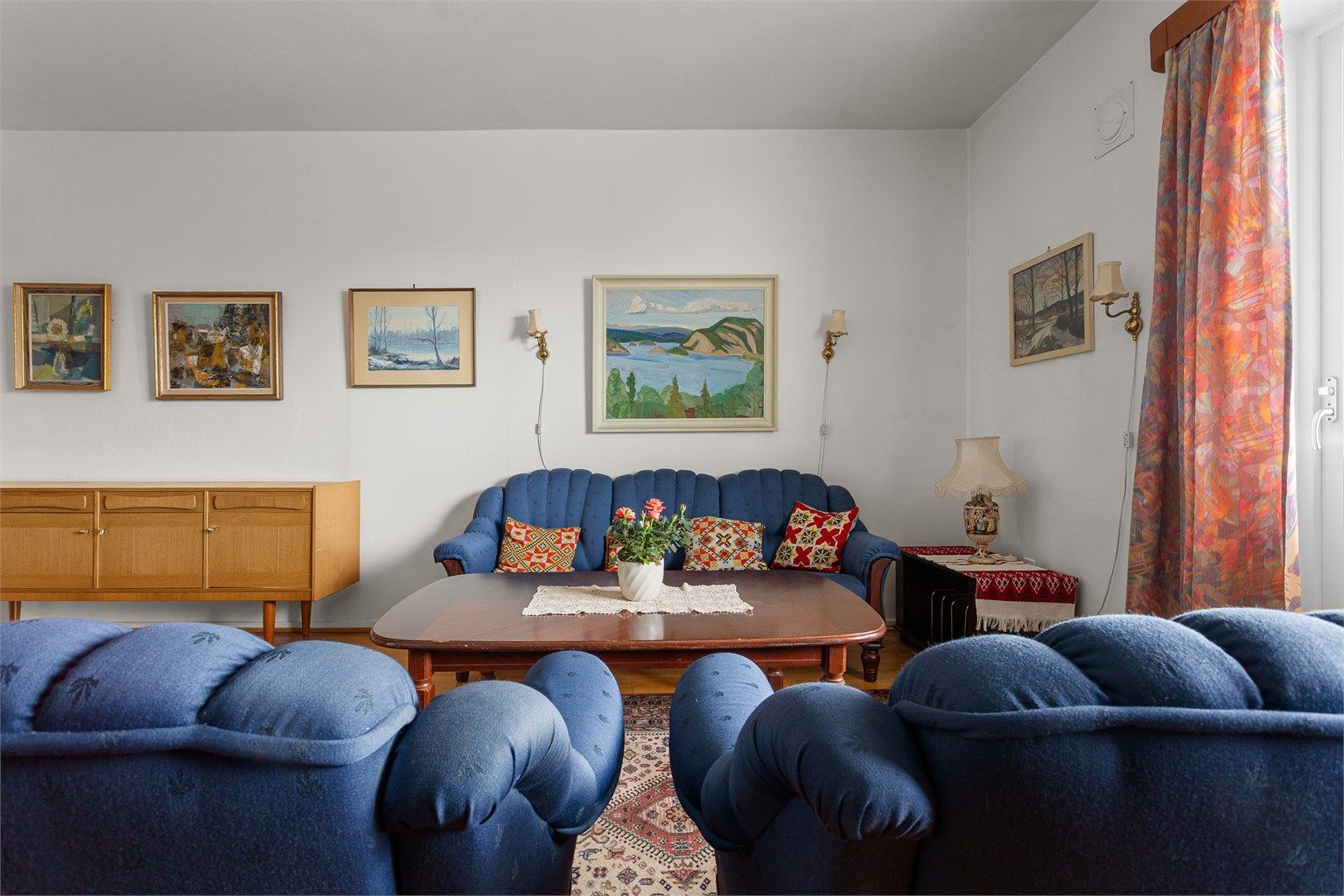 Her er det god plass til sofagruppe og øvrig stuemøblement.