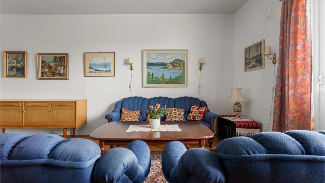 Her er det god plass til sofagruppe og øvrig stuemøblement.