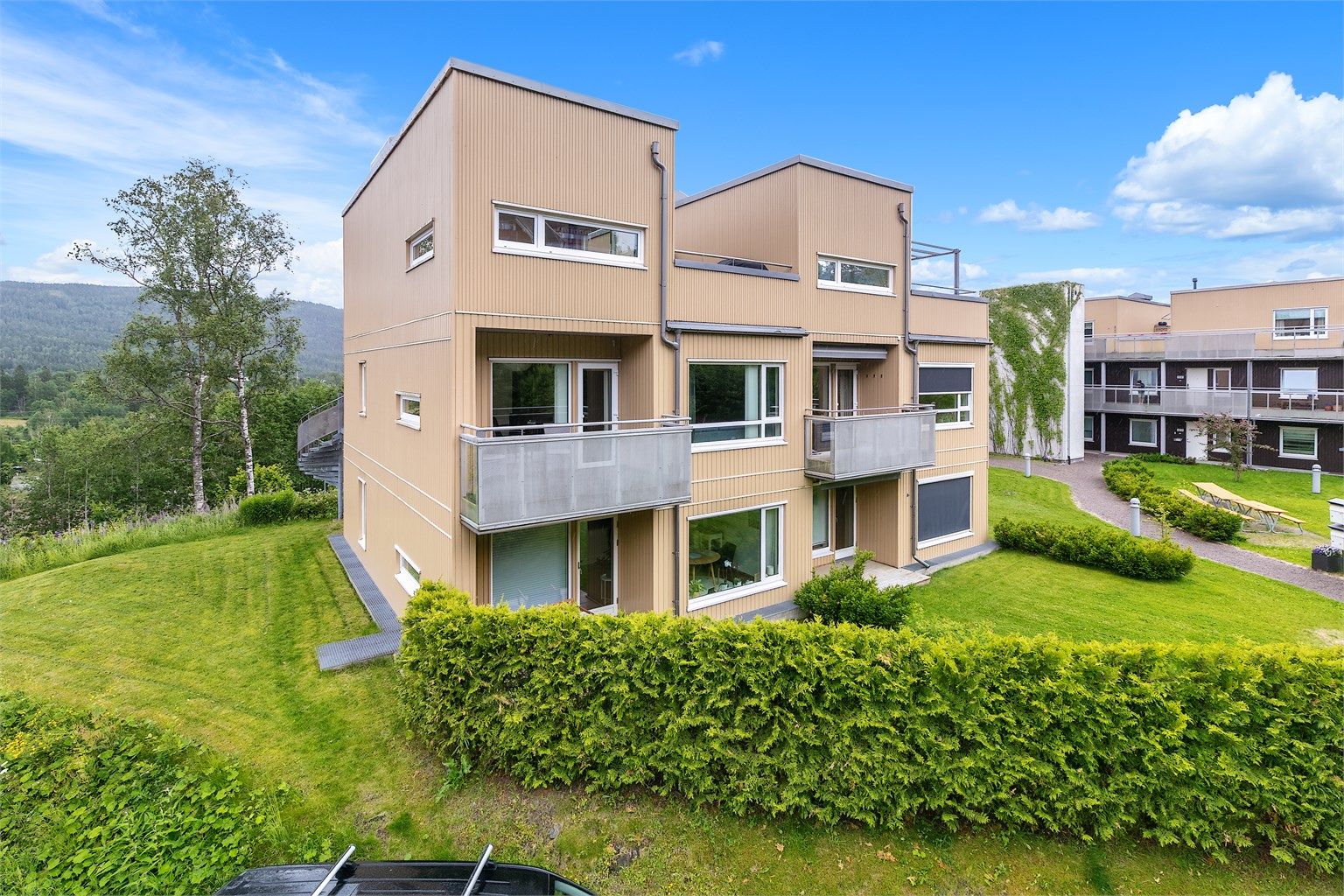 Velkommen til Stasjonsveien 9D, en superpraktisk og romslig 4 roms leilighet med balkong på 7 kvm og takterrasse på hele 35 kvm