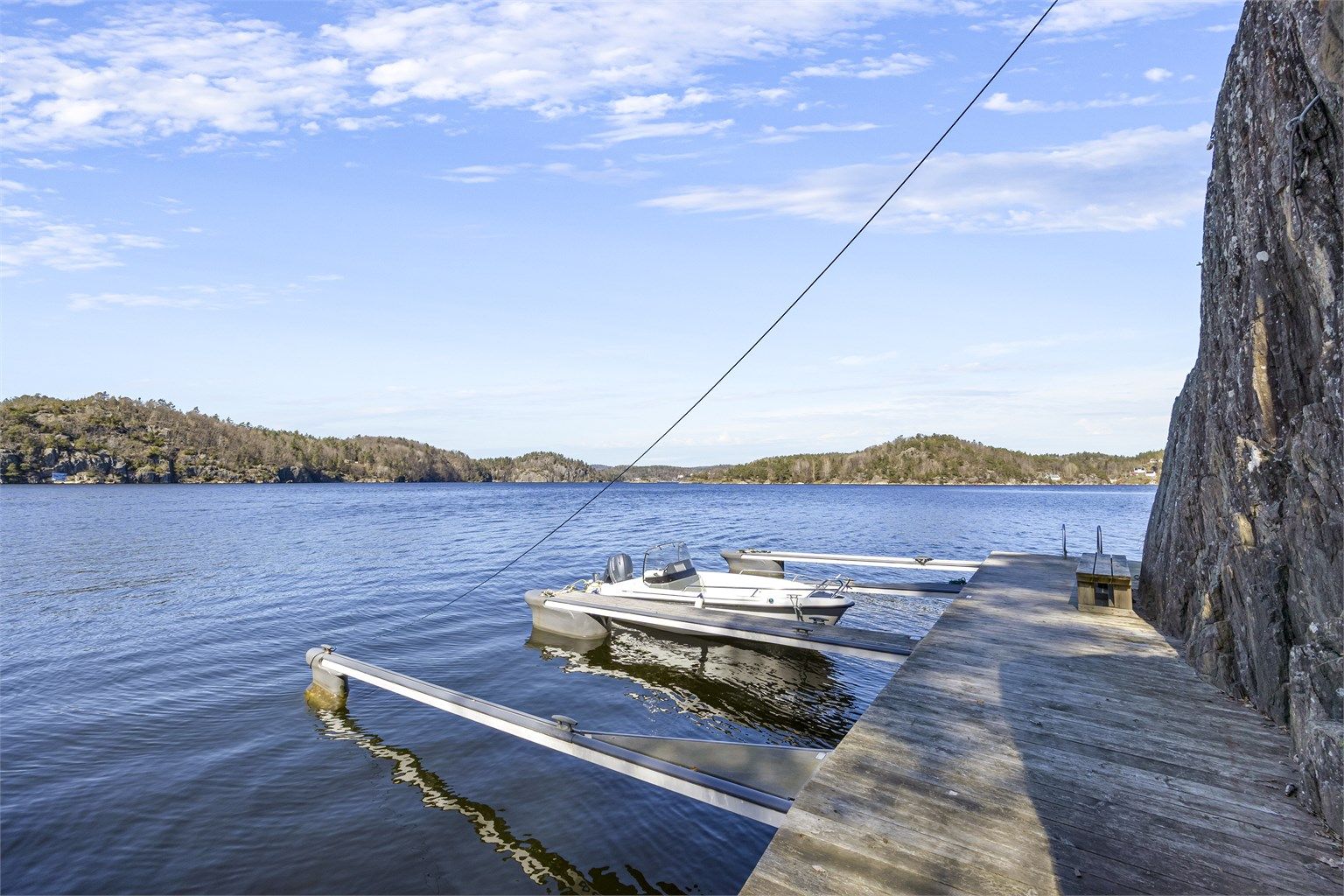 Med tinglyst rett til båtplass ved et solid bryggeanlegg, ligger Sørlandsskjærgården åpen for deg – ca. 200 meter fra hytta.