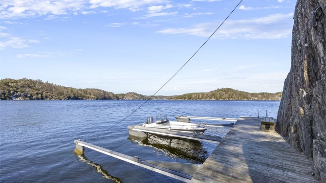Med tinglyst rett til båtplass ved et solid bryggeanlegg, ligger Sørlandsskjærgården åpen for deg – ca. 200 meter fra hytta.