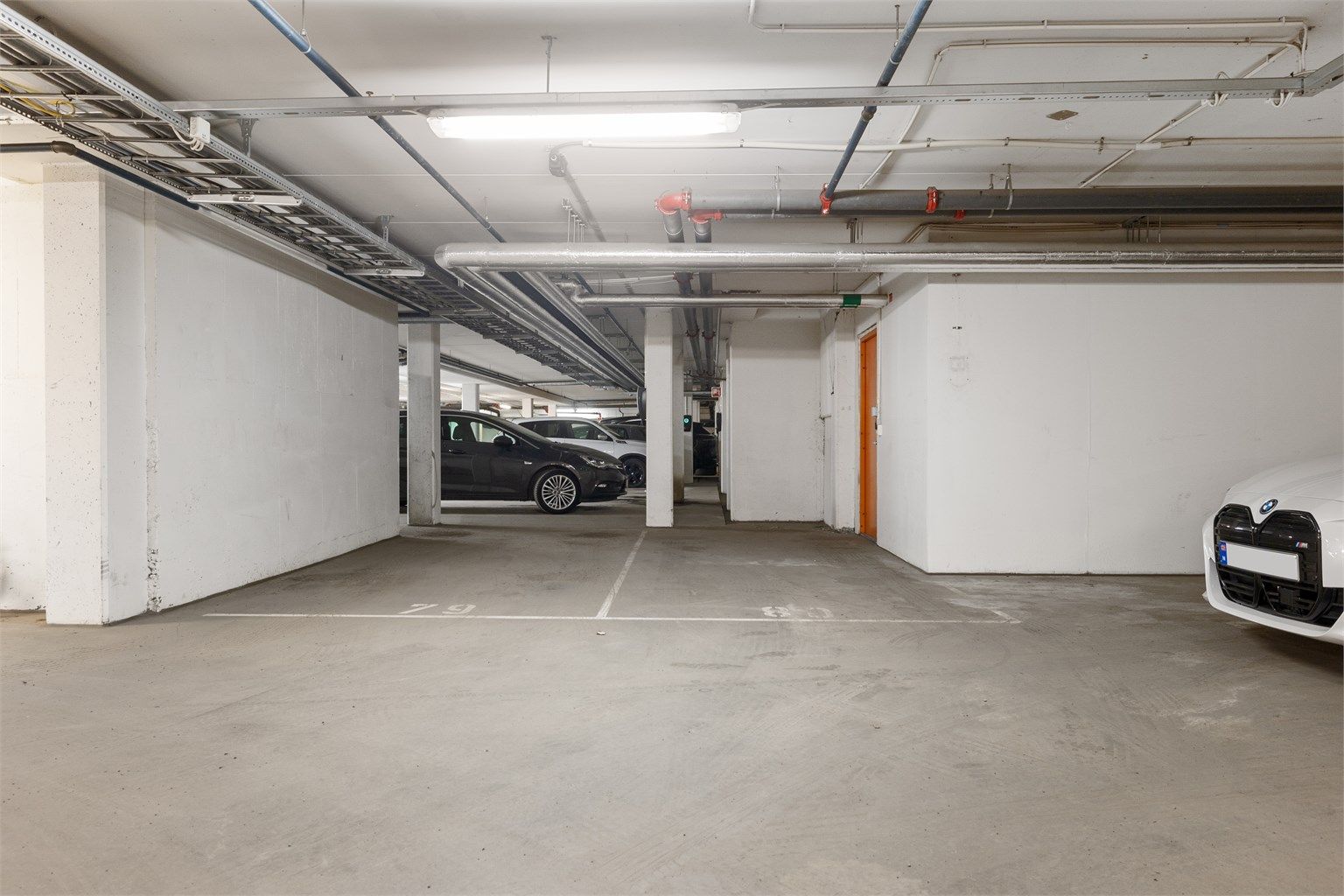 Mulighet for kjøp av garasjeplass i oppvarmet anlegg med heisadkomst. Det er opplegg for El-bil lader i garasjeanlegget.