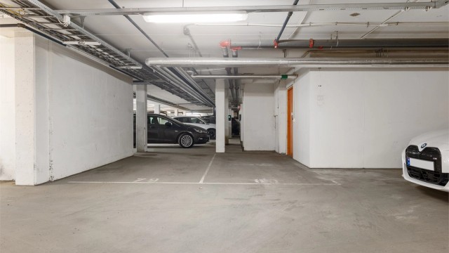 Mulighet for kjøp av garasjeplass i oppvarmet anlegg med heisadkomst. Det er opplegg for El-bil lader i garasjeanlegget.