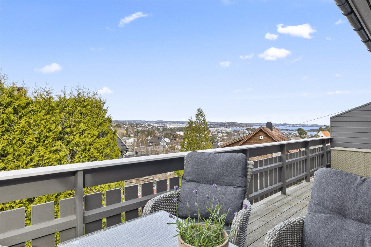 Velkommen til Grågåsveien 9B - En tomannsbolig med garasje, to flotte uteplasser og nydelig utsikt!