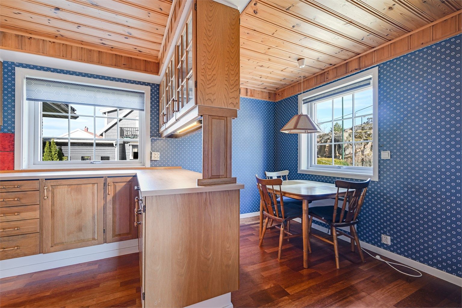 En vegg mellom kjøkken og et disponibelt rom er fjernet til fordel for spiseplass.