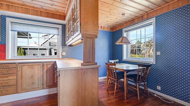 En vegg mellom kjøkken og et disponibelt rom er fjernet til fordel for spiseplass.