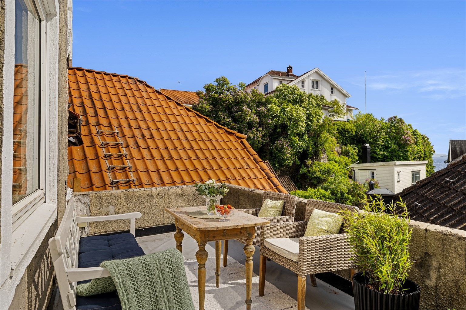 Varendaen ligger midt i Breviks bykjerne, men kan også gi assosiasjoner til takterrasser på mer sydlige breddegrader.