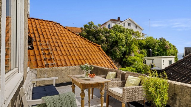 Varendaen ligger midt i Breviks bykjerne, men kan også gi assosiasjoner til takterrasser på mer sydlige breddegrader.