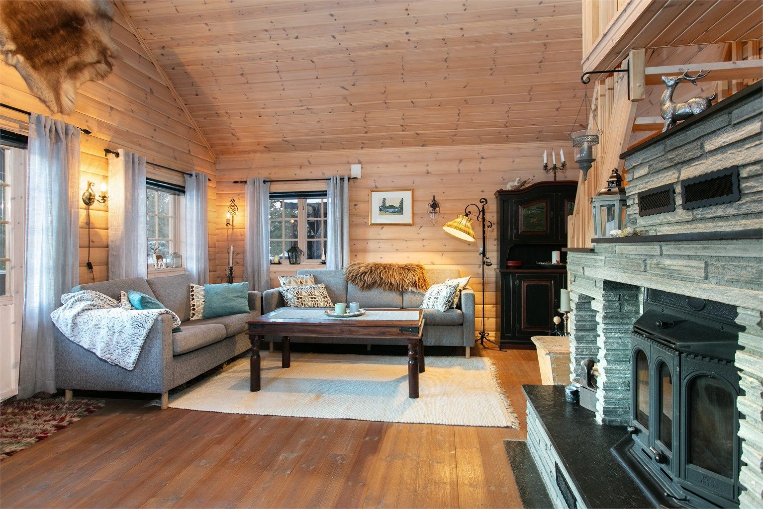 Det er god plass til flere soner og sitteplasser på stuen