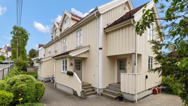 Velkommen til Erlandstuveien 5 - Stor og innholdsrik del av 4-mannsbolig i sjarmerende Holtet Hageby | Solrik terrasse og hage