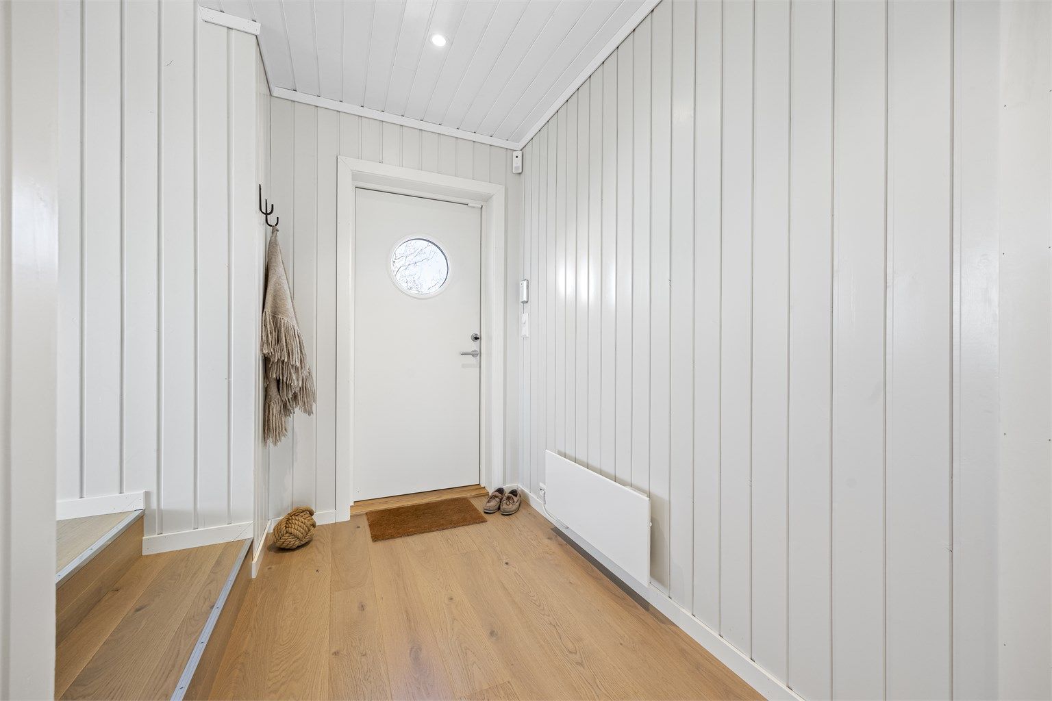 Inngangspartiet i tilbygget fra 2021. Ytterdøren har trelags glass fra 2020.