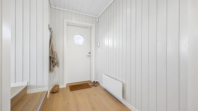 Inngangspartiet i tilbygget fra 2021. Ytterdøren har trelags glass fra 2020.