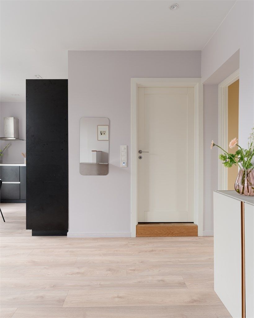 Det er slitesterke laminatgulv i leiligheten som demper angsten for småstein og våte sko. Badet gjemmer seg bak døra rett frem.