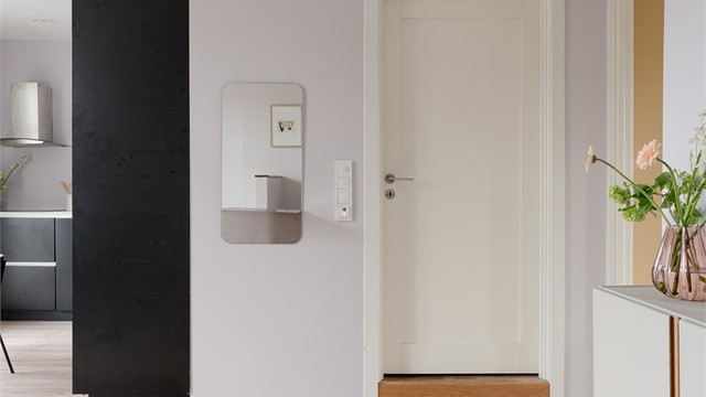Det er slitesterke laminatgulv i leiligheten som demper angsten for småstein og våte sko. Badet gjemmer seg bak døra rett frem.