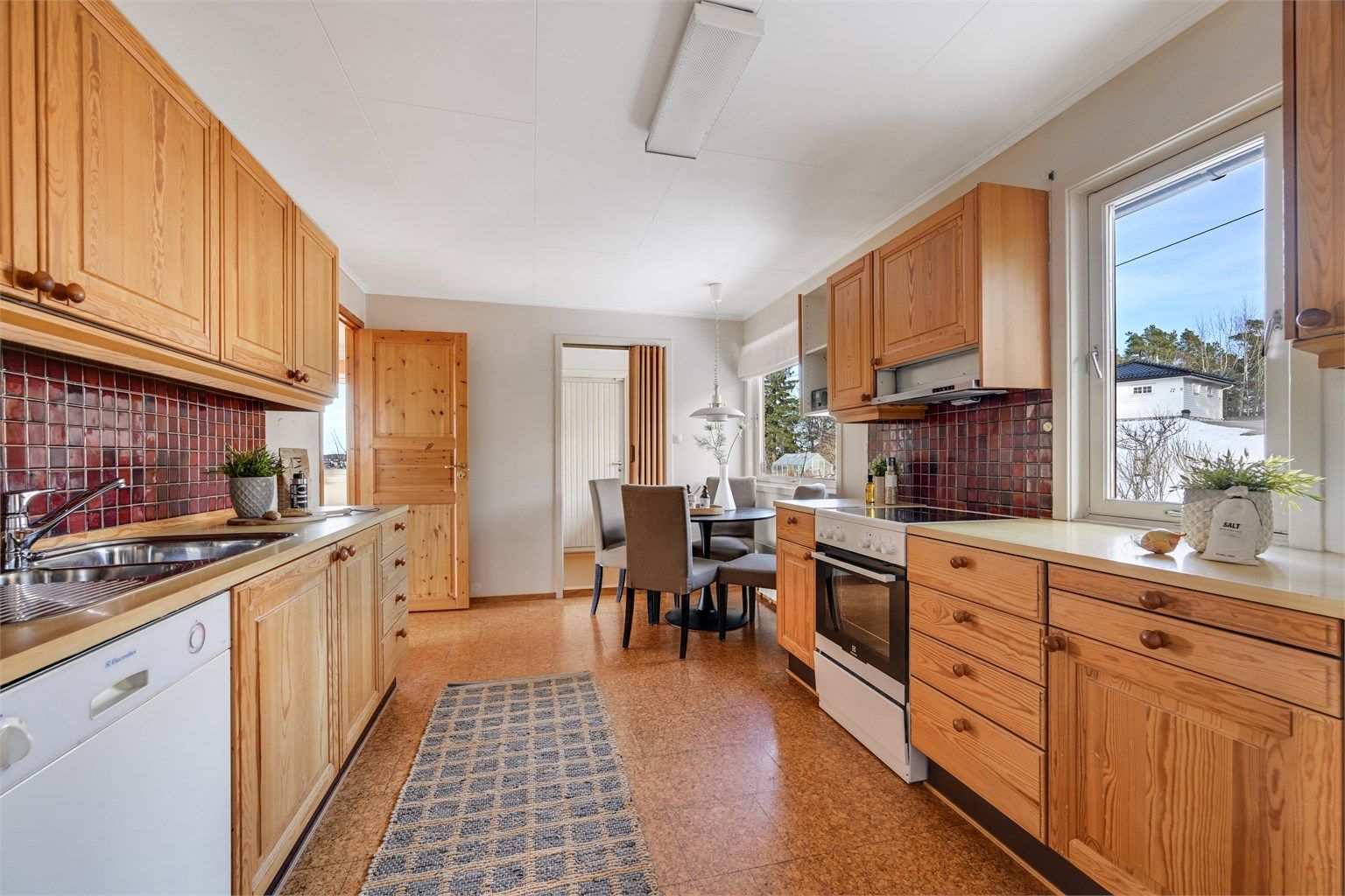 Kjøkkenet er praktisk utformet med naturlig sone til kjøkkenbord.
