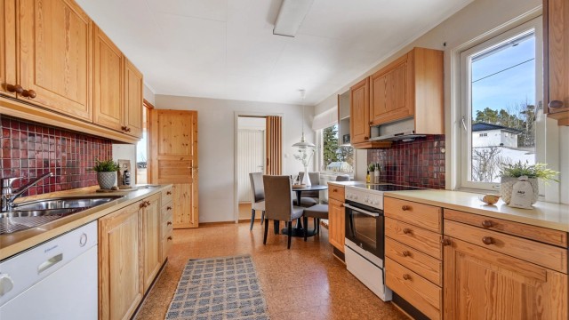 Kjøkkenet er praktisk utformet med naturlig sone til kjøkkenbord.