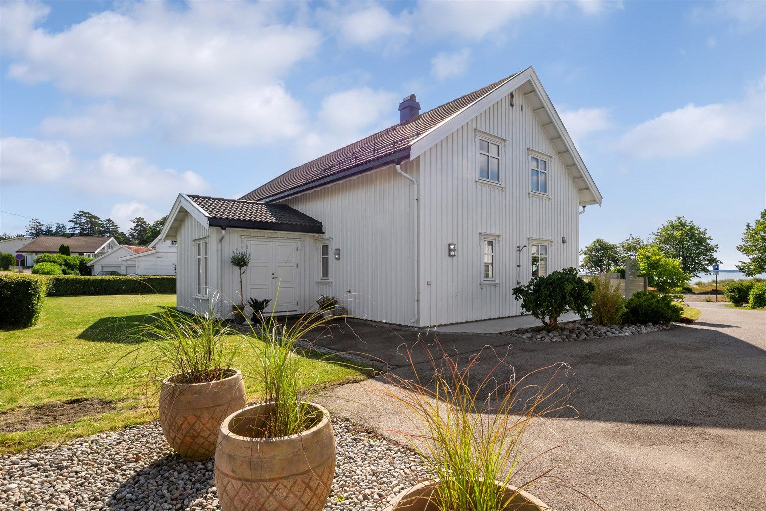 Velkommen inn i et gjennomført familiehjem med høy funksjonalitet.