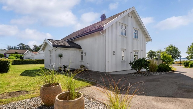 Velkommen inn i et gjennomført familiehjem med høy funksjonalitet.