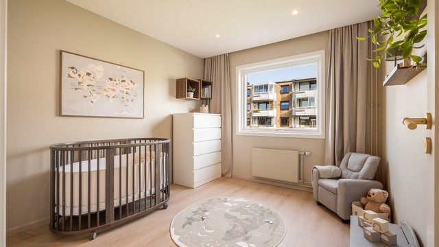 Soverom innredet som barnerom, med god plass til seng og oppbevaring.