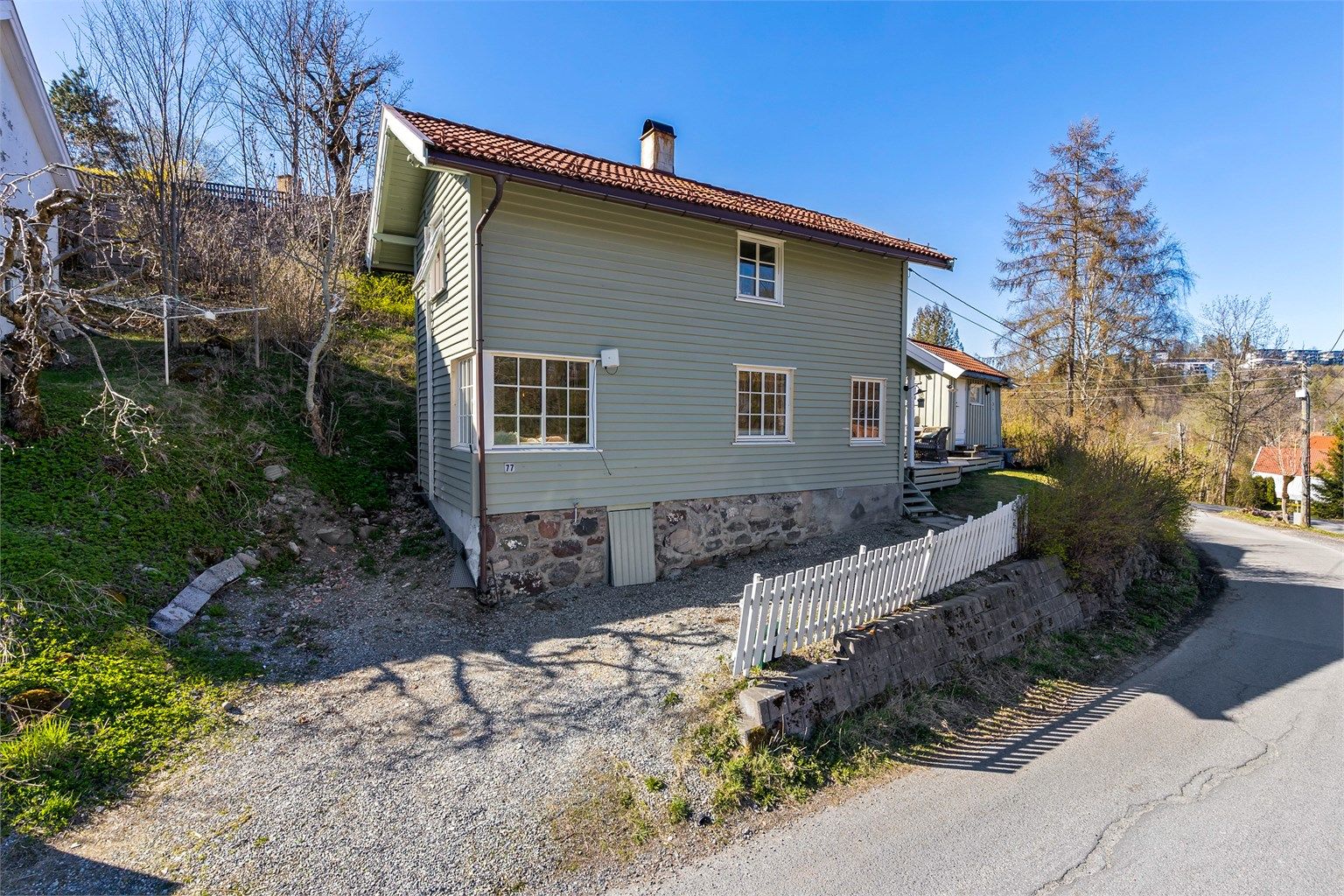 Her får du en bolig med en meget landlig beliggenhet mot idyllisk landbruksområde. Nærområdet består av spredt boligbebyggelse og landbruksarealer i rolige og naturskjønne omgivelser på Hvalstad.