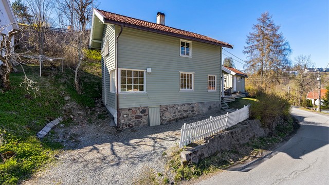 Her får du en bolig med en meget landlig beliggenhet mot idyllisk landbruksområde. Nærområdet består av spredt boligbebyggelse og landbruksarealer i rolige og naturskjønne omgivelser på Hvalstad.