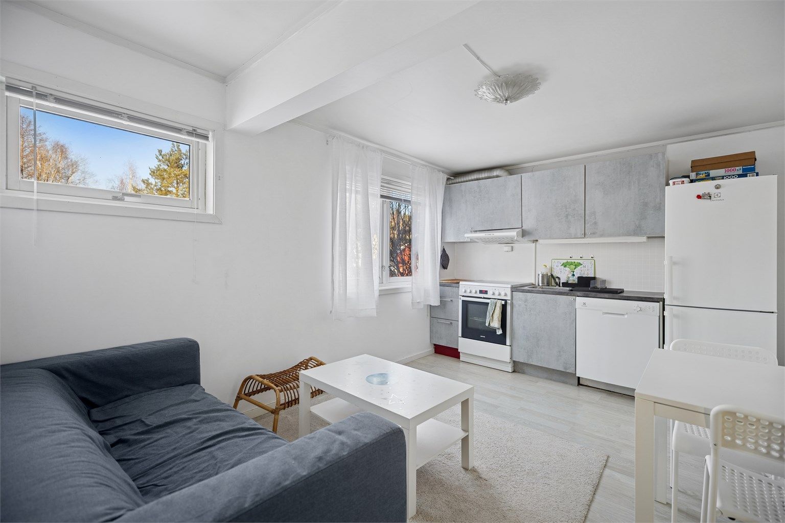 Hybelen er består av soverom, bad og stue med åpen kjøkkenløsning.