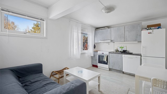 Hybelen er består av soverom, bad og stue med åpen kjøkkenløsning.