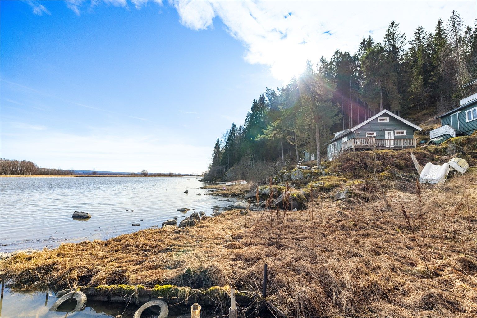 Eiendommen ligger usjenert til, helt nede ved vannkanten.