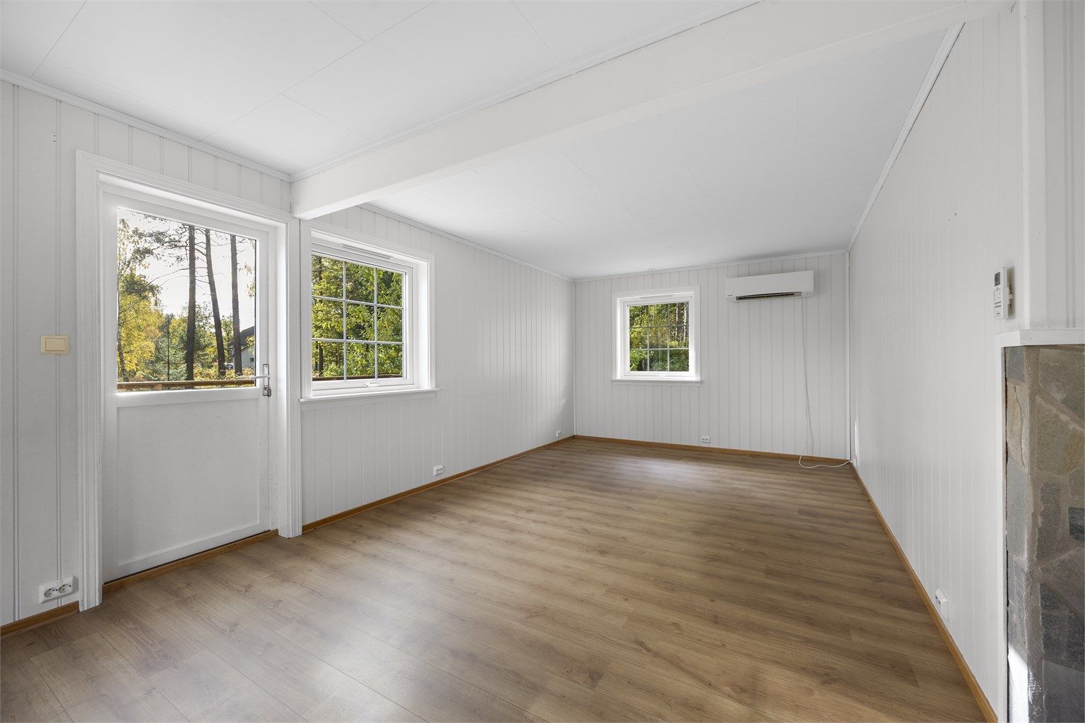 Fra stuen leder terrassedøren rett ut til den store treterrassen.