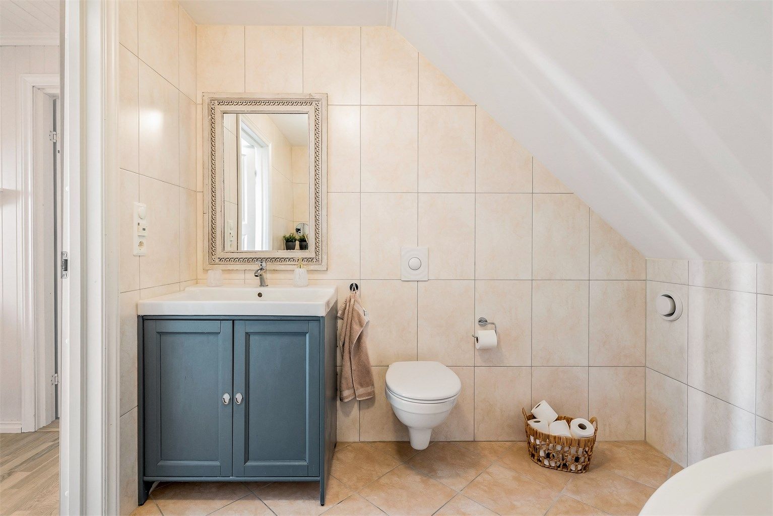 Badet i andre etasje har flislagt gulv med varme og vegghengt toalett.