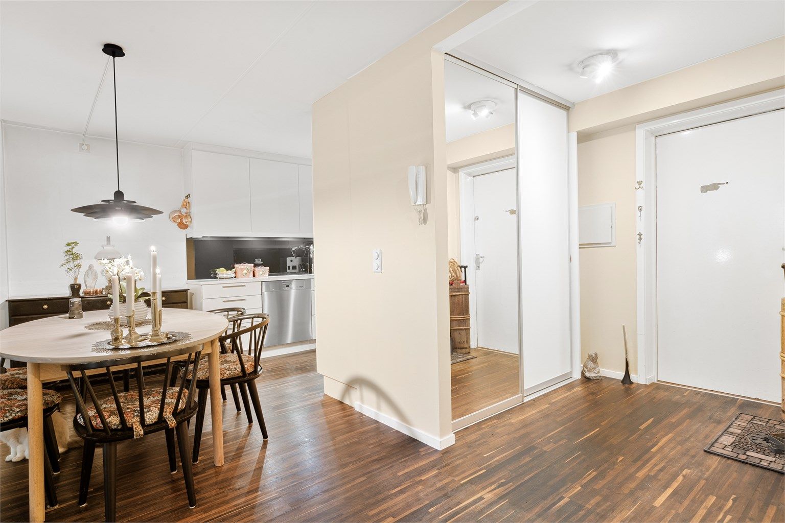 Lys og innbydende entré med god plass til å henge fra seg yttertøy og skotøy, samt ekstra oppbevaringsmuligheter i garderobeskap. 