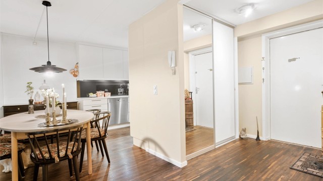 Lys og innbydende entré med god plass til å henge fra seg yttertøy og skotøy, samt ekstra oppbevaringsmuligheter i garderobeskap.