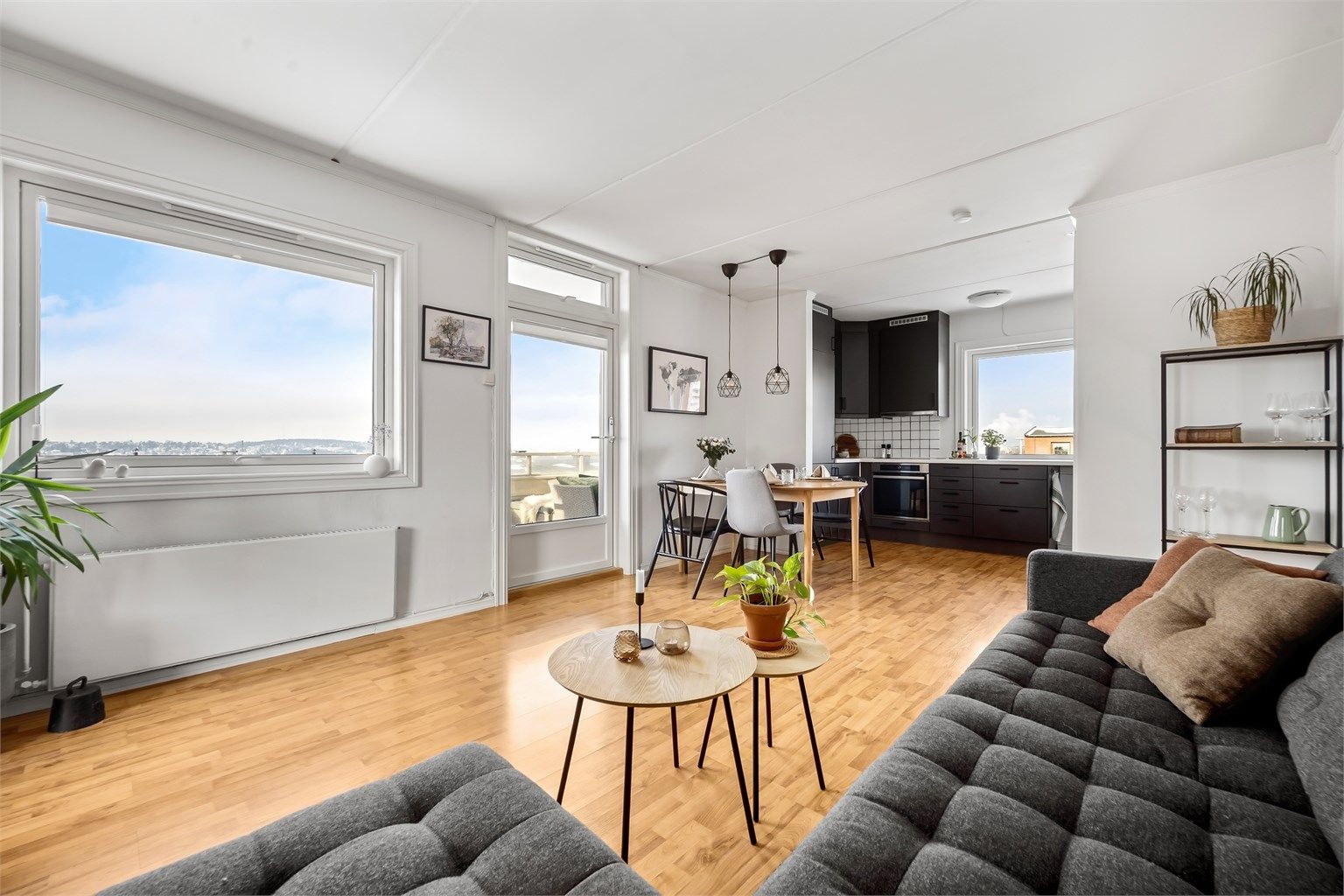 Store vindusflater på tre av fire vegger gir rikelig med naturlig lys og en luftig atmosfære.
Foto: Martine Eren Jacobsen.