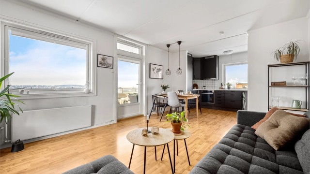 Store vindusflater på tre av fire vegger gir rikelig med naturlig lys og en luftig atmosfære.
Foto: Martine Eren Jacobsen.