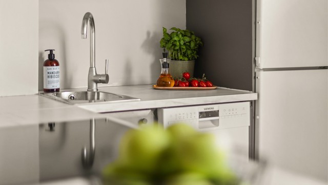 Kjøkkenet er utstyrt med integrert stekeovn og platetopp, samt benkeplate i laminat med nedfelt kjøkkenvask i stål.