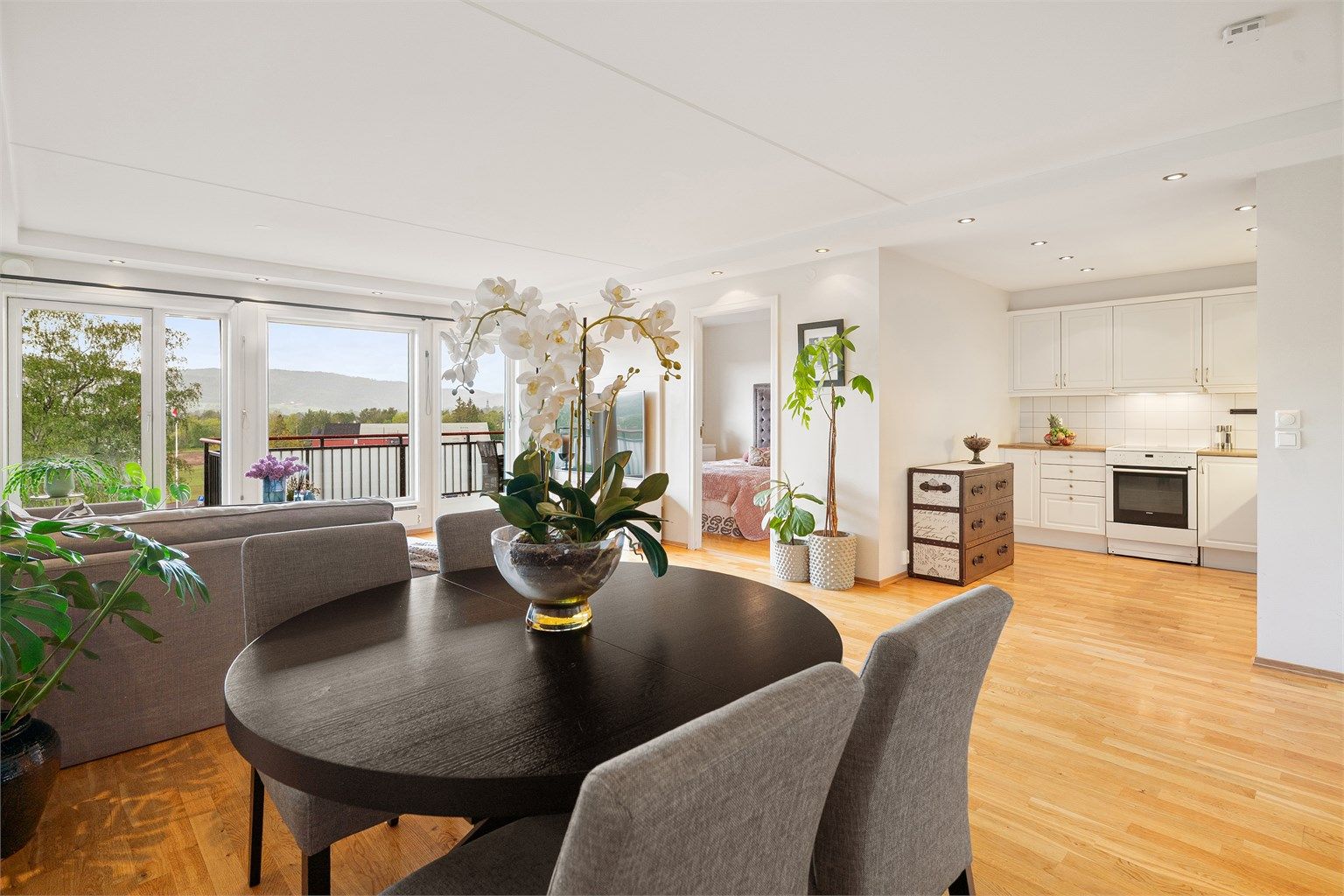 En stor og fin 2-roms leilighet med god planløsning, vestvendt balkong med sen kveldssol og utsikt