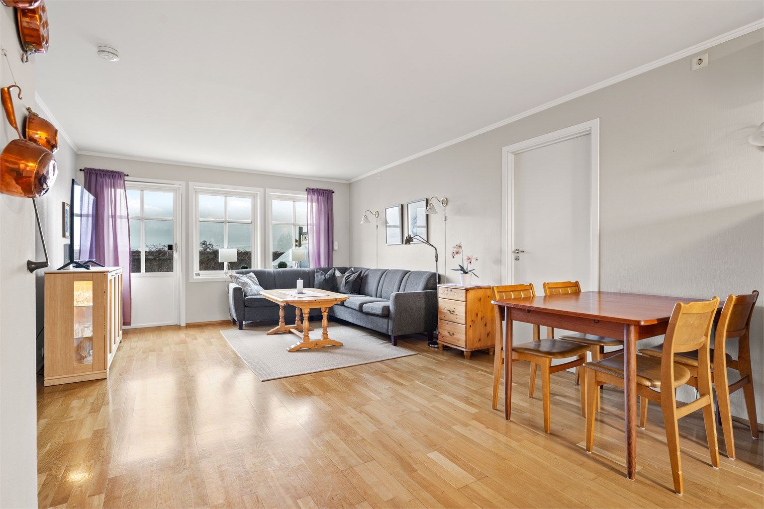 Åpen kjøkken- og stueløsning med sofaområde samt spiseplass