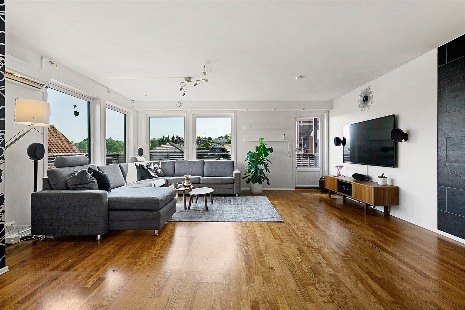 Romslig stue med varmepumpe som sørger for behagelig inneklima året rundt