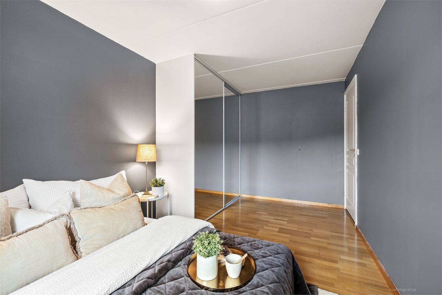 Hovedsoverommet er av god størrelse og har en plassbygget skyvedørsgarderobe med speilfronter.