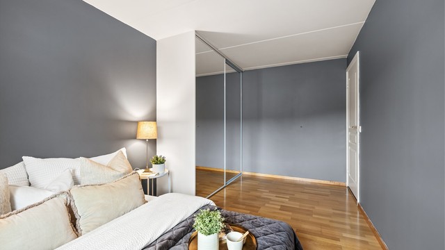 Hovedsoverommet er av god størrelse og har en plassbygget skyvedørsgarderobe med speilfronter.