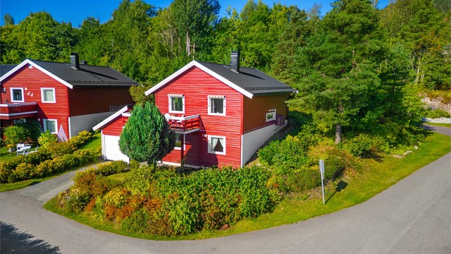 Fra innkjørselen er det adkomst til boligens overbygde inngangsparti i underetasjen.